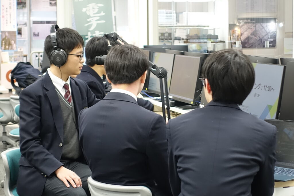 複数の部員でDENGIKEN PODCAST.を収録する様子